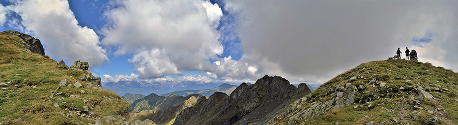 A dx l'omone (2340 m) a sx la cima del Ponteranica centrale (2372 m), al centro il Ponteranica orientale (2378 m)